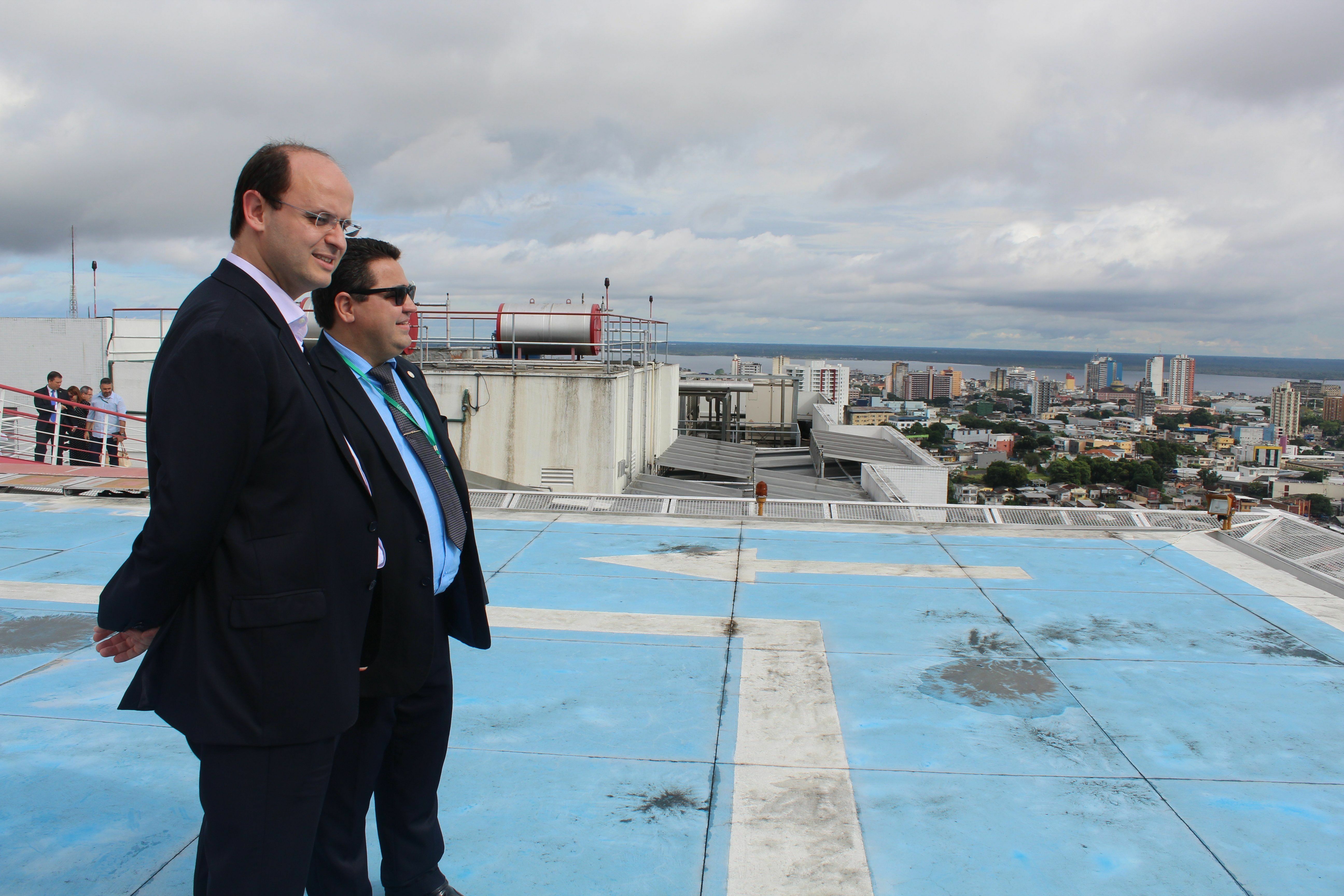 No heliponto, ministro da Educação e reitor da Ufam, professor Sylvio Puga, observam área do HU em construção